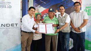 Trujillo: Más de 270 familias de Laredo reciben sus títulos de propiedad