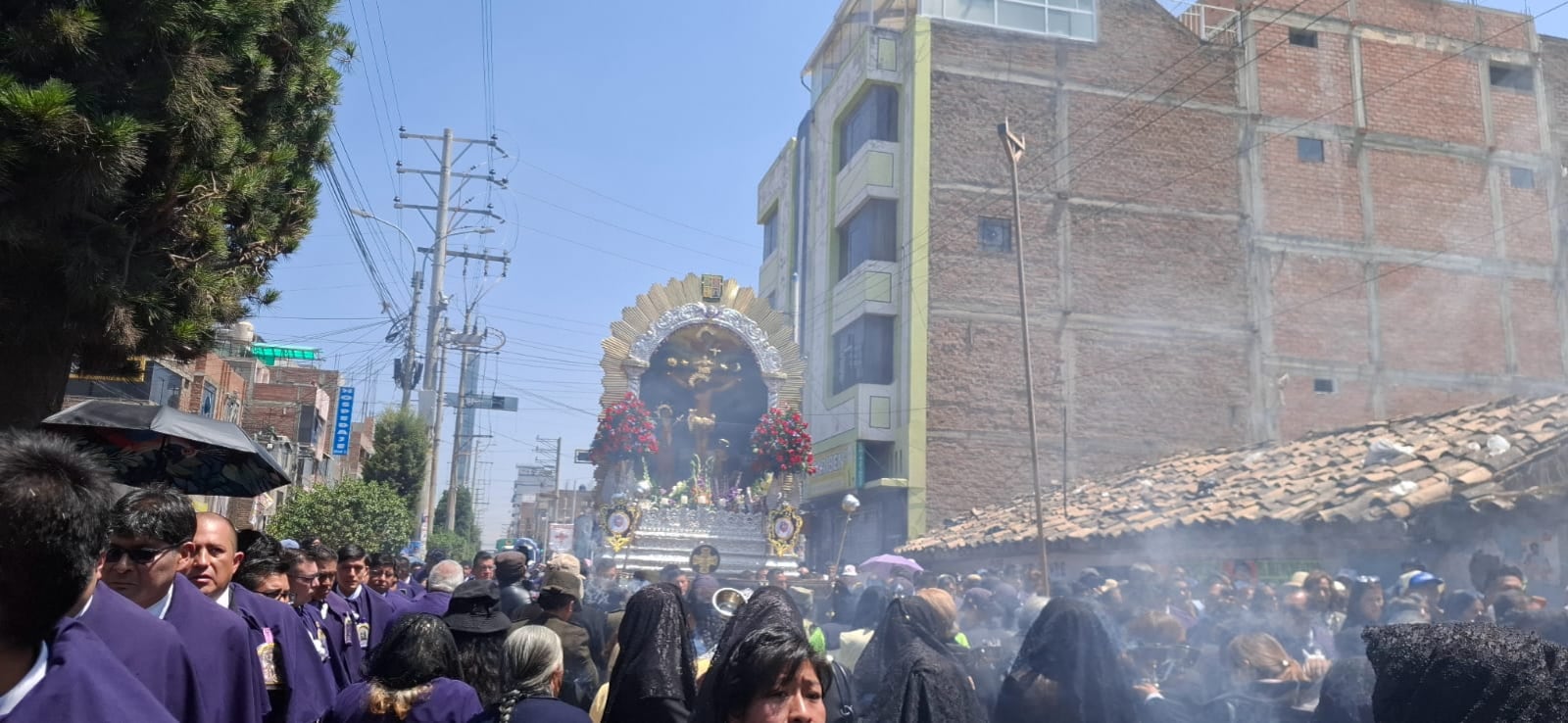 Danza, fe y devoción en recorrido del Señor de los Milagros