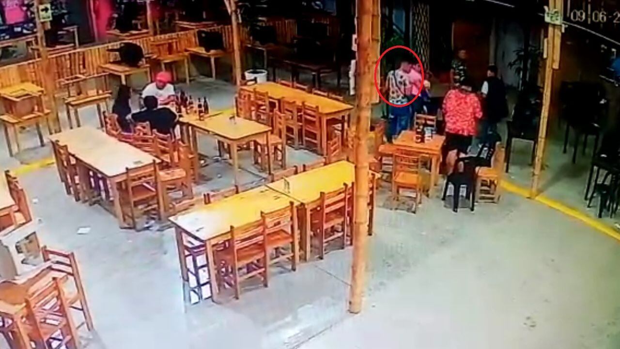 Justo cuando Ronald Calderón Ruiz estaba saliendo del local, fue interceptado por los criminales en la puerta, ahí le dispararon dos veces, pero fallaron.