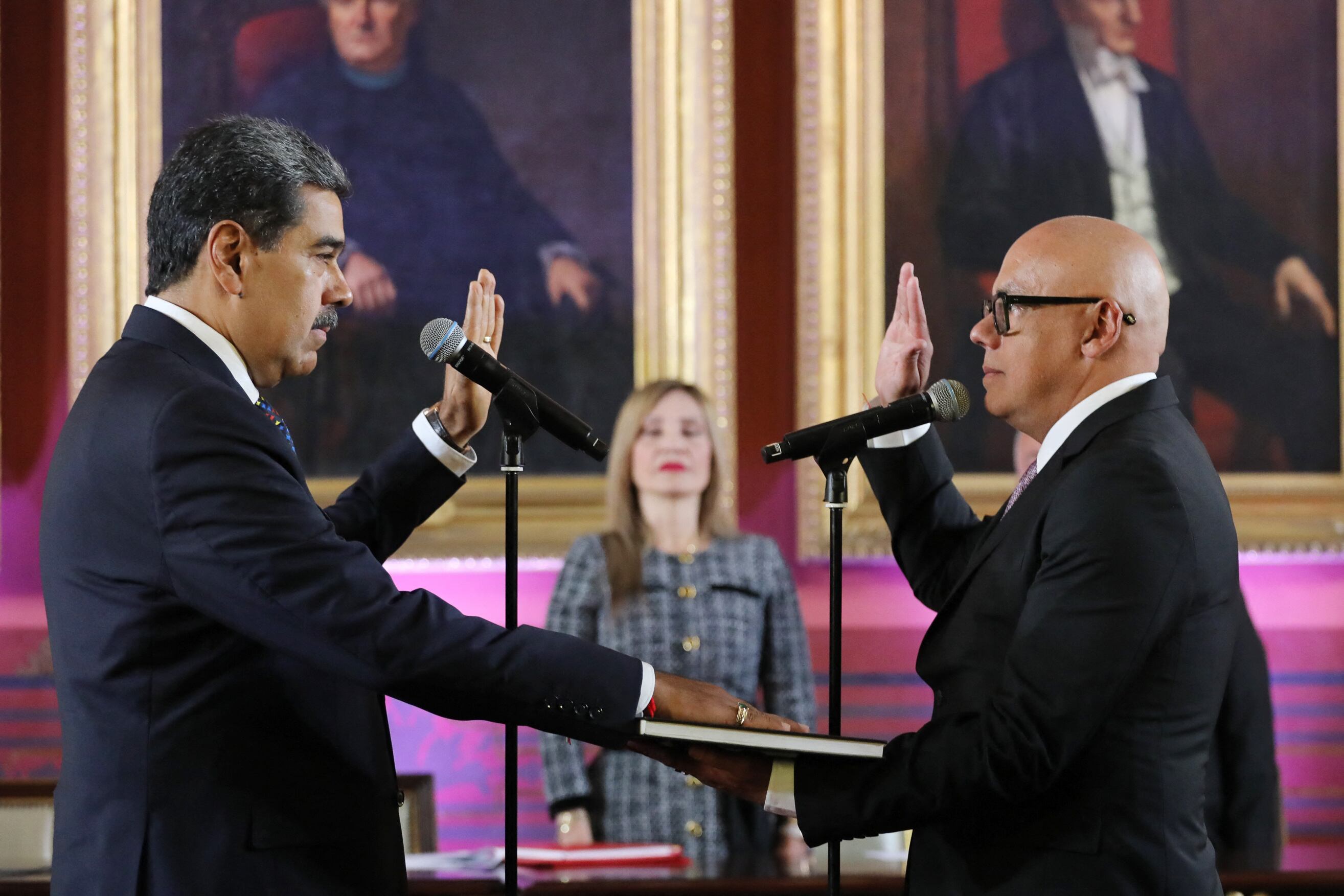 Nicolás Maduro presta juramento durante la toma de posesión presidencial en el Capitolio -sede de la Asamblea Nacional- en Caracas el 10 de enero de 2025. (Foto de ZURIMAR CAMPOS / Presidencia de Venezuela / AFP).