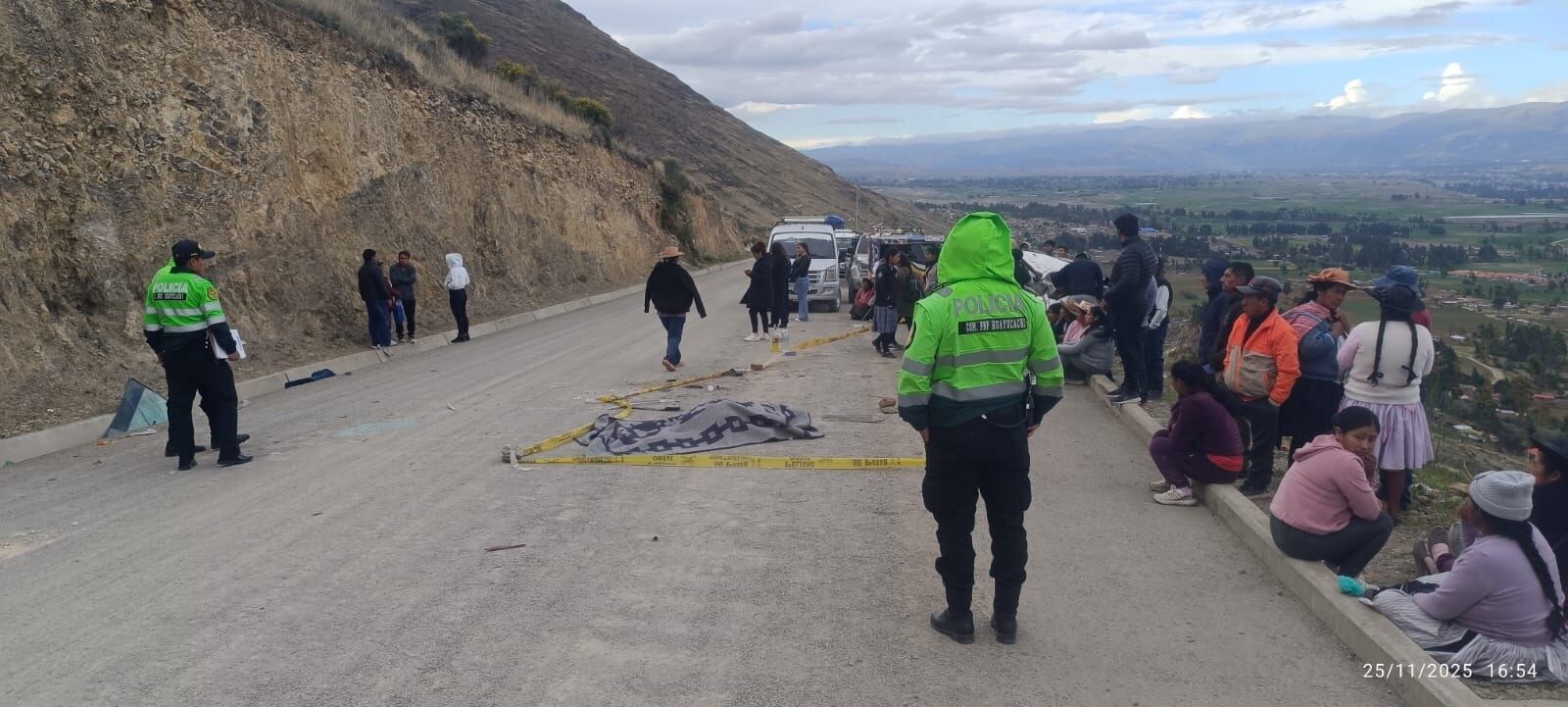 Hombre salió disparado de la unidad y se dio contra el asfalto y vehículo encima de él