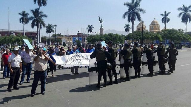 Trujillo: Empleados de la MPT exigen al alcalde cumpla con beneficios y bonos (VIDEO) 