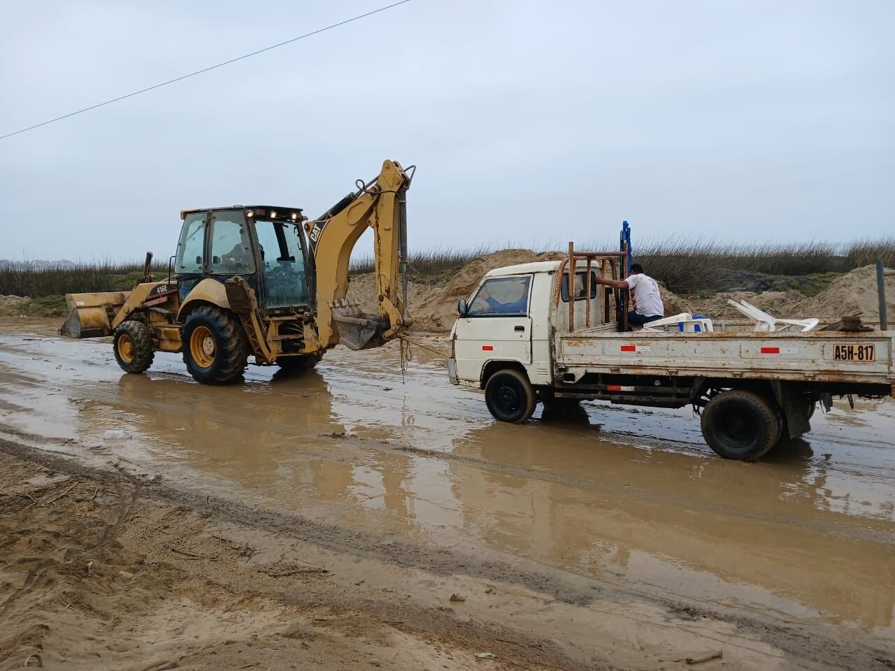 Colapso de laguna de oxidación situada en el sector El Tablazo destruyó 800 metros de la carretera Costanera y dejó dos vehículos atrapados.