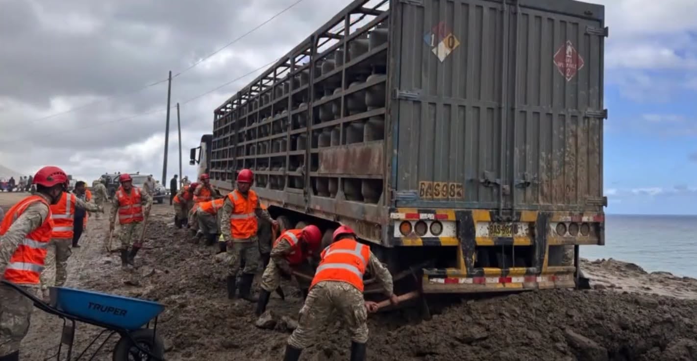 Ejército del Perú apoya en la liberación de camiones que quedaron atrapados por el huaico en la Panamericana Sur, en el tramo Atico-Ocoña, Arequipa. Foto: Tercera División del Ejército.