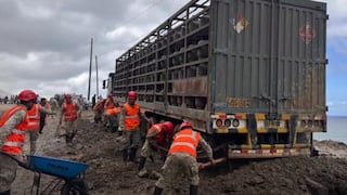 Panamericana Sur en Arequipa: Ejército remueve tierra y lodo para liberar vehículos atrapados (FOTOS)