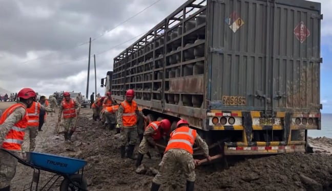 Ejército del Perú apoya en la liberación de camiones que quedaron atrapados por el huaico en la Panamericana Sur, en el tramo Atico-Ocoña, Arequipa. Foto: Tercera División del Ejército.