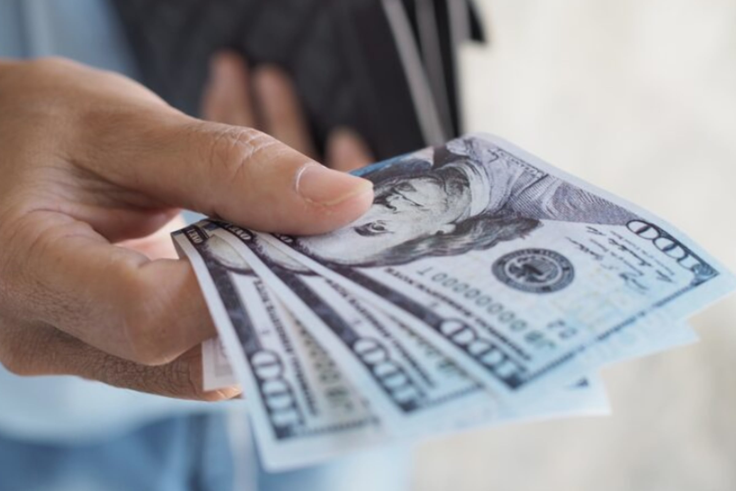 Peruanos en el extranjero envían dinero a sus familiares cada mes. (Crédito: Magnific / Imagen referencial)
