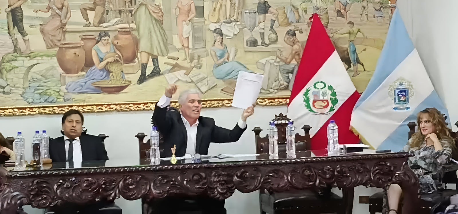 Insultos y gritos en debate de vacancia de regidor de Yanahuara. Foto: Captura de video Frase Corta.