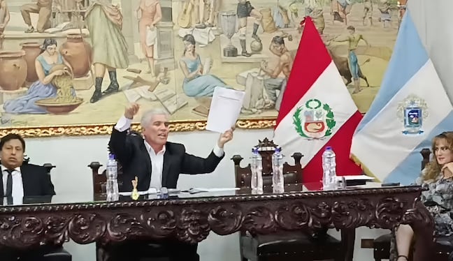 Insultos y gritos en debate de vacancia de regidor de Yanahuara. Foto: Captura de video Frase Corta.