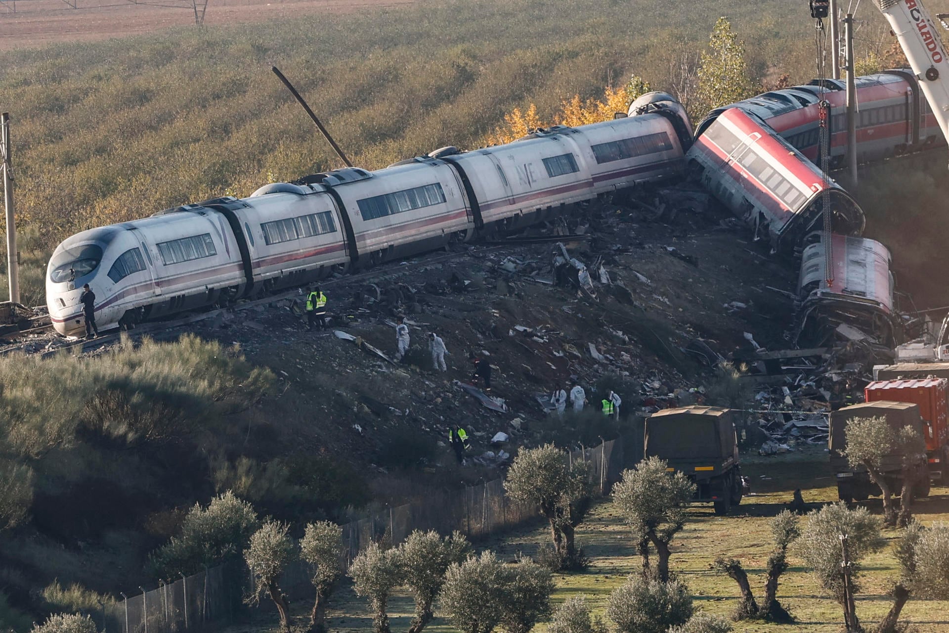 España: maquinista intentó arrancar tren dos veces antes de choque que dejó 74 muertos