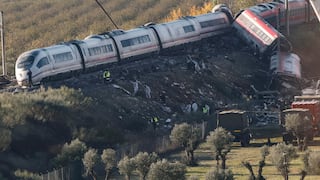 España: maquinista intentó arrancar tren dos veces antes de choque que dejó 74 muertos