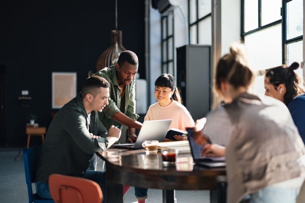 La diversidad de perspectivas, el feedback y la adaptabilidad influyen en el crecimiento profesional de los jóvenes.