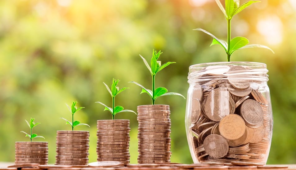 El interés compuesto permite que los intereses generen nuevos intereses con el paso del tiempo. Conoce más de este concepto clave de educación financiera.