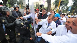 Enfrentamiento entre policías y médicos en huelga frente al Minsa (FOTOS)