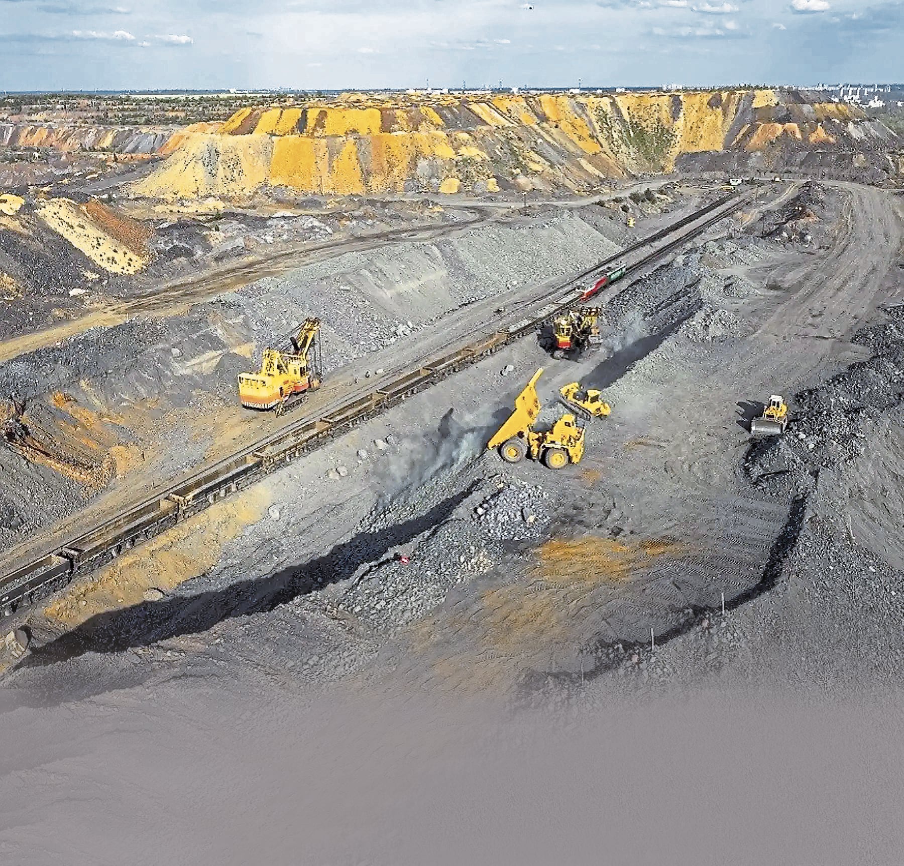 El decano del Colegio de Economistas de La Libertad, Francisco Huerta, dijo que la falta de liquidez que registró la ANIN originó que las obras en las quebradas San Ildefonso y San Carlos se suspendan y que cientos de obreros perdieran su empleo. En tanto, los paros y la inseguridad en Pataz afectaron la extracción de minerales.