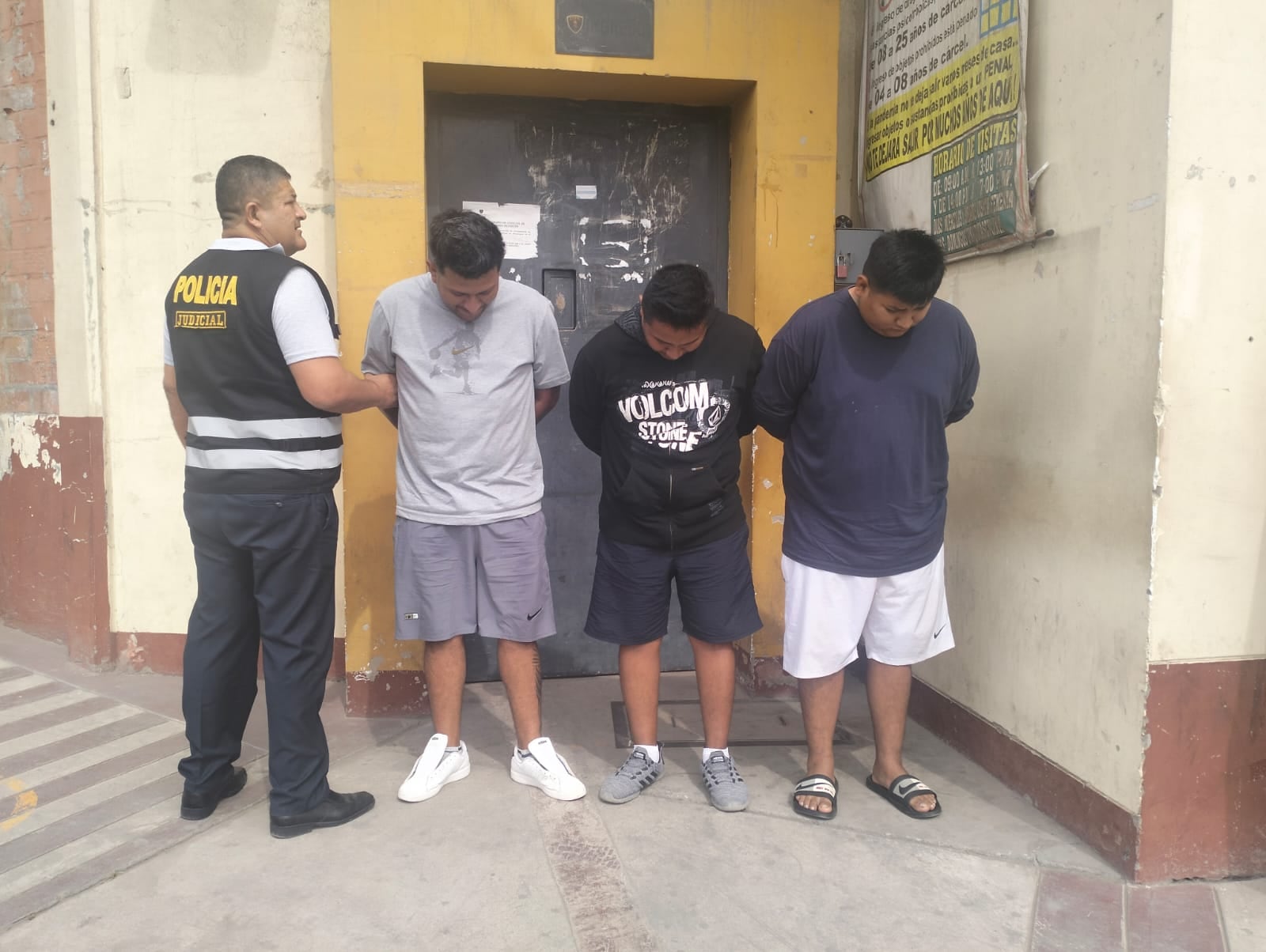 Suboficial PNP Renzo Sacatuma (27) y los civiles Job Guillen Soto (30) y Joel Cahuana Astete (30) fueron intervenidos tras el robo. (Foto: Difusión)