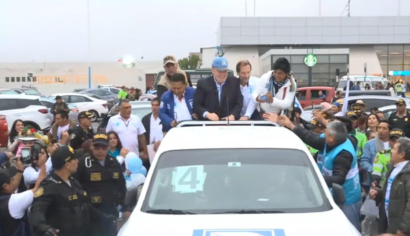 Rafael López Aliaga llega a Arequipa recibido por simpatizantes y rechazado por opositores. Foto: Captura de pantalla RP.