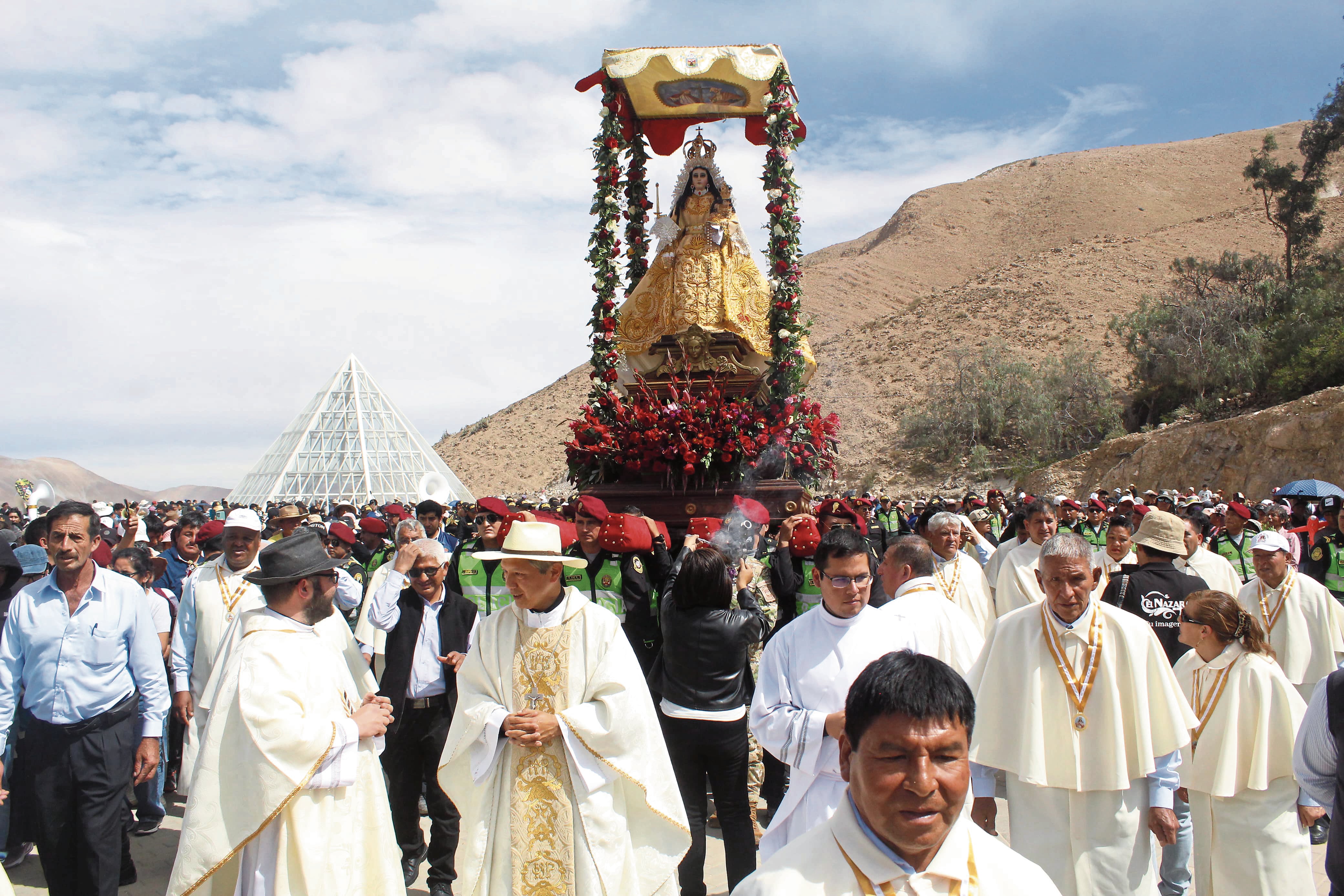 En procesión, la imagen de la virgen derramaba bendiciones a todos. Foto: GEC.