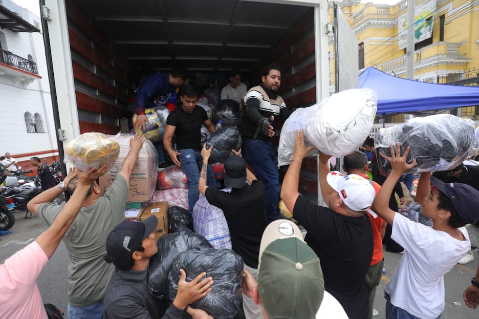 La Embajada de Venezuela en Lima se convirtió en un punto de encuentro para ciudadanos que entregaron donaciones en apoyo a las familias afectadas por doble sismo