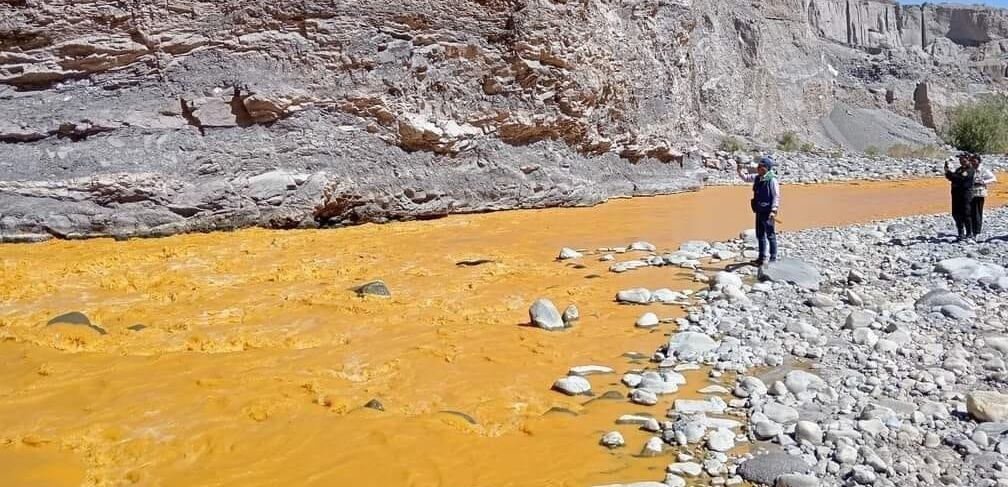 Agua con coloración inusual en el valle de Tambo. (Foto: Difusión)