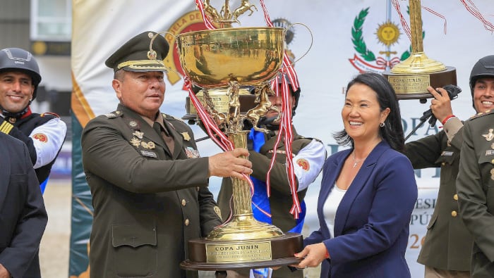 La presidenta de la República participó en la ceremonia ecuestre realizada en La Molina, que reunió a oficiales del Arma de Caballería y conmemoró también el Día del Arma de Caballería del Ejército del Perú.