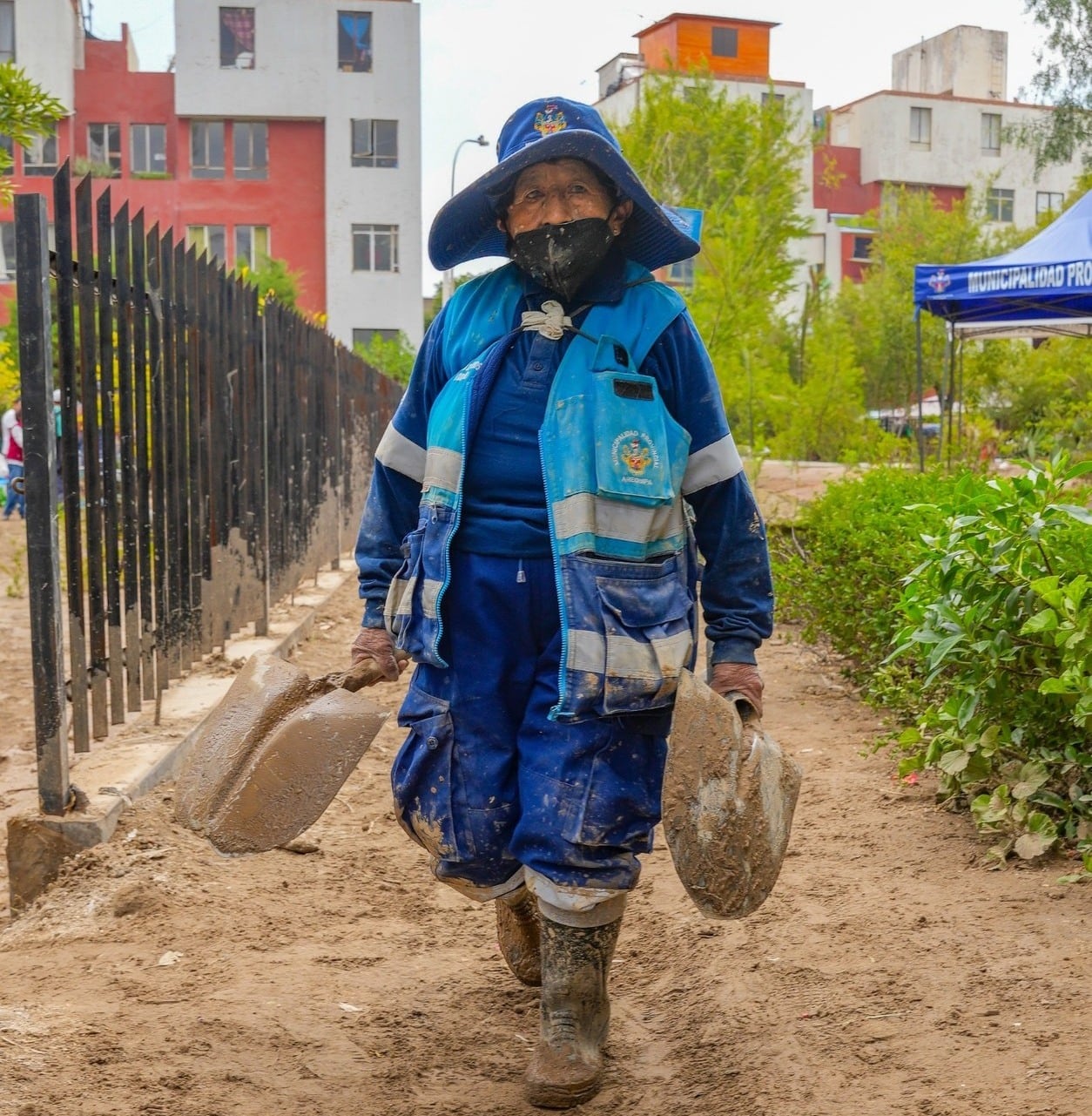 Trabajadores ayudan, pese al trabajo pesado