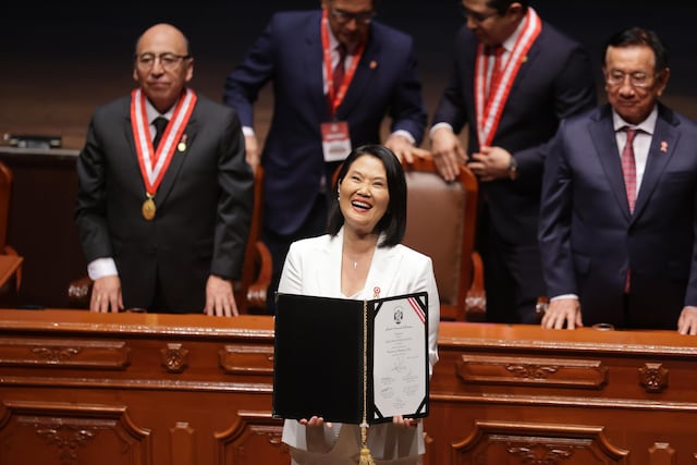 Keiko Fujimori recibió sus credenciales del JNE