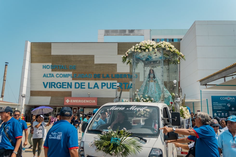 La Virgen de la Puerta, en su segundo día de recorrido, llegó hasta el Hospital de Alta Complejidad "Virgen de la Puerta".