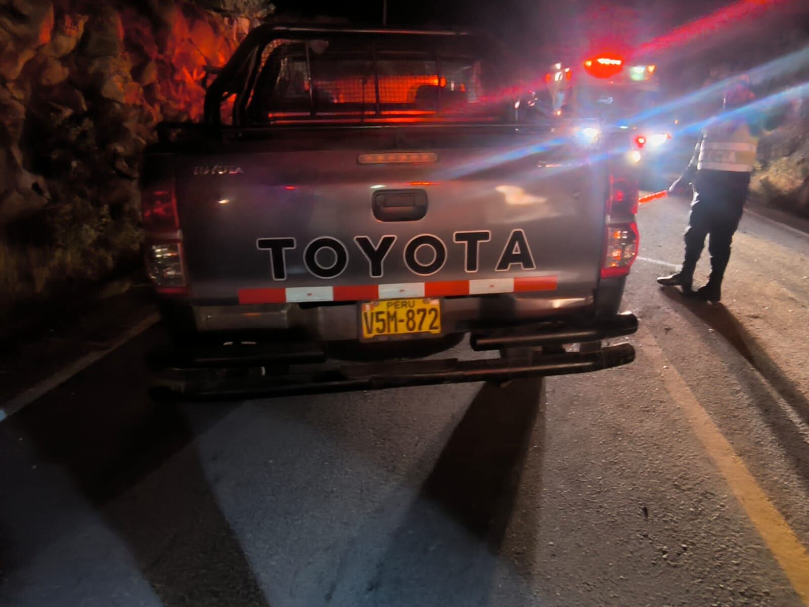 Camioneta se despitó y chocó contra el cerro. Foto: difusión.