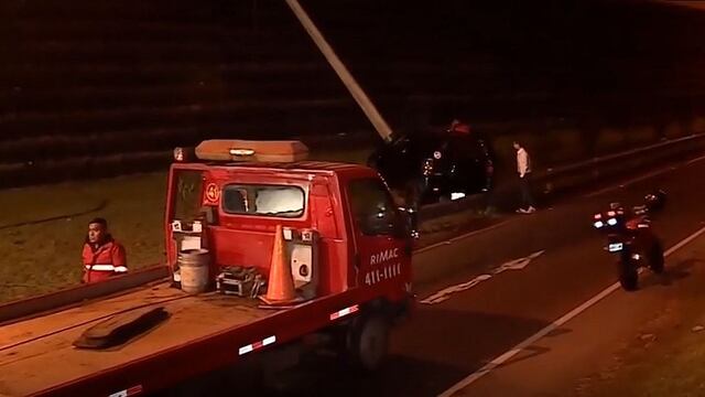 Camioneta derribó poste tras violento choque en bajada Marbella en la Costa Verde