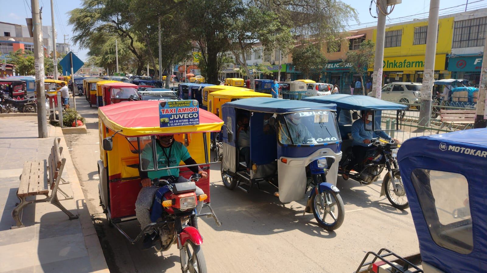 Debido a que hay semáforos malogrados y paraderos informales funcionan en calles y avenidas principales