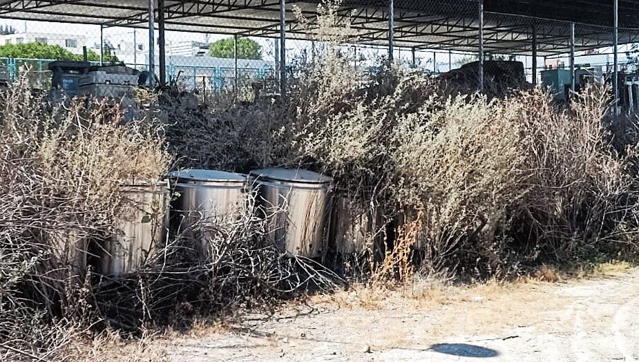 Marmitas estaban abandonadas en hospital Honorio Delgado Espinoza. (Foto: GEC)