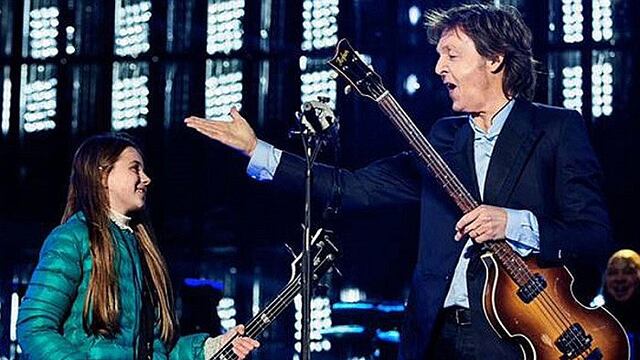 ​Paul McCartney: Niña toca el bajo junto al exbeatle en concierto (VIDEO)