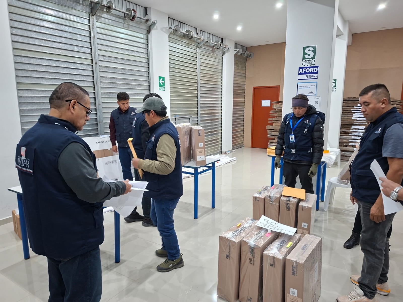 Despliegue del material electoral en Caylloma. Foto: ODPE Caylloma.