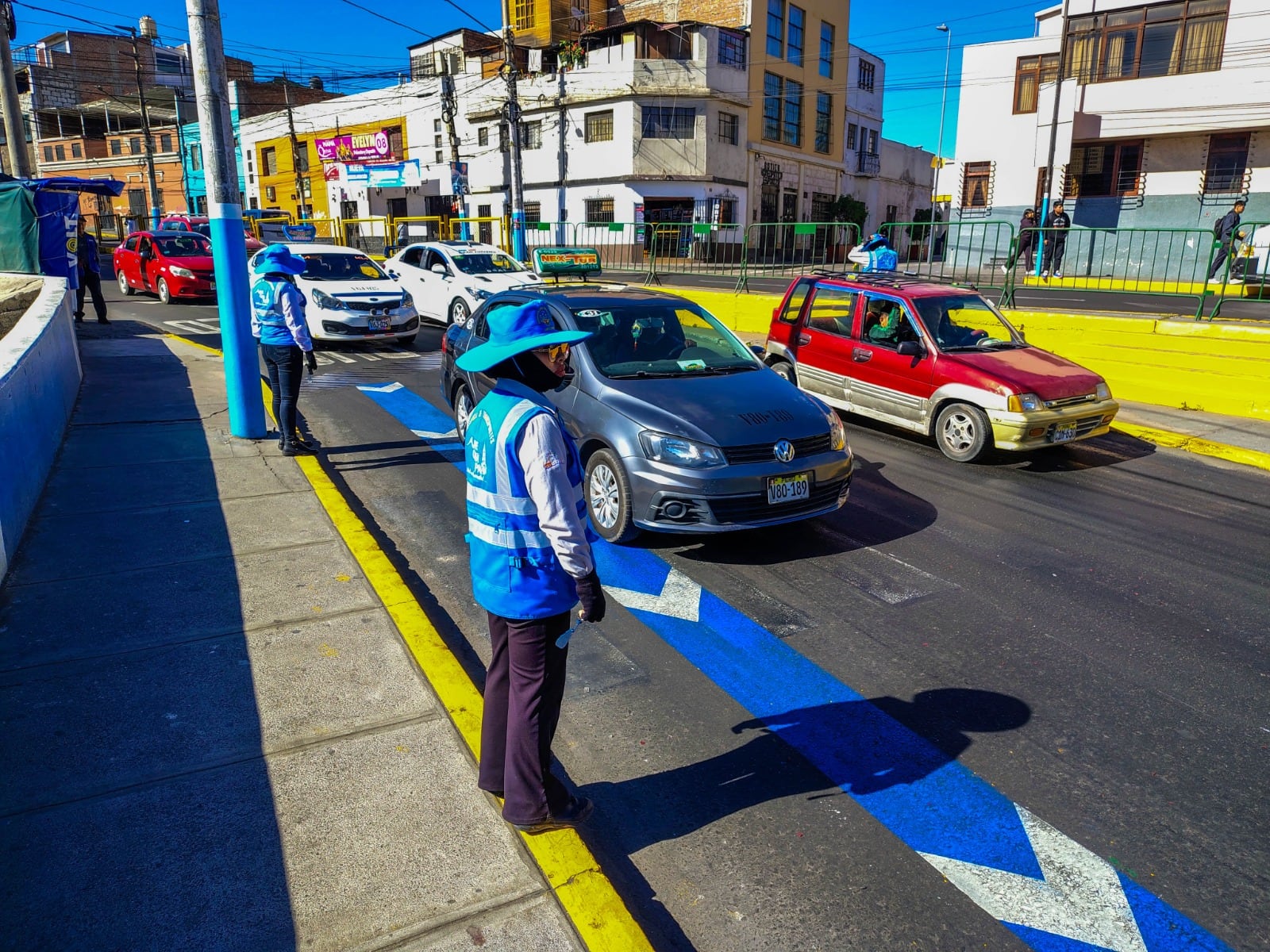 Inspectores agilizan el tránsito en la Av. Juan de La Torre