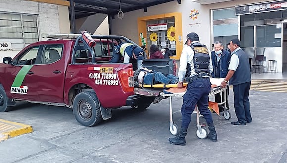 Serenos trasladaron al hombre al hospital Honorio Delgado. Foto: GEC.