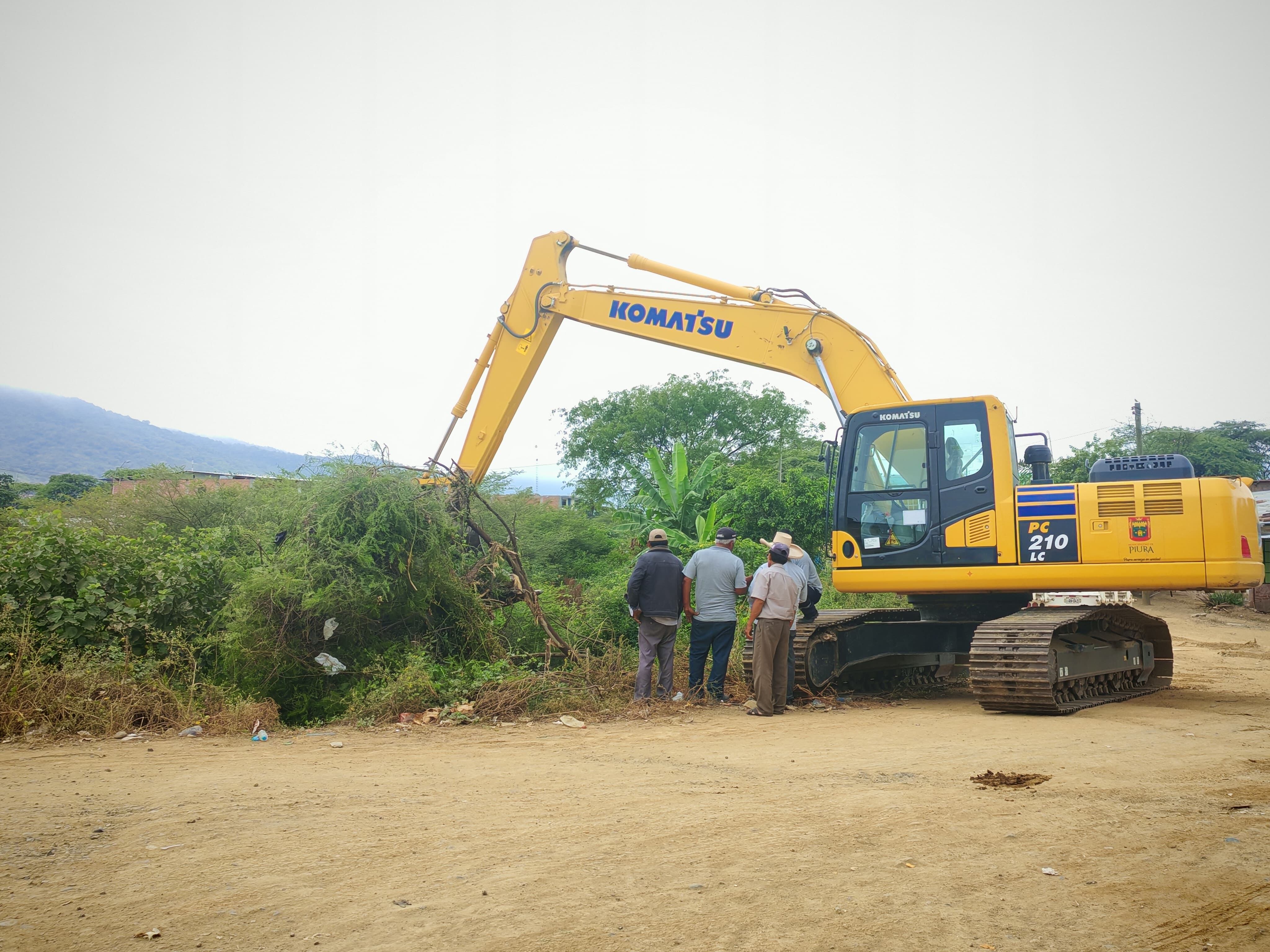 Inician descolmatación del canal de Chipillico