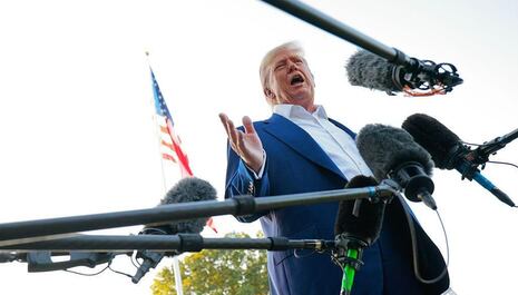 Donald Trump asegura que la flota enviada a Irán está lista para actuar como en Venezuela