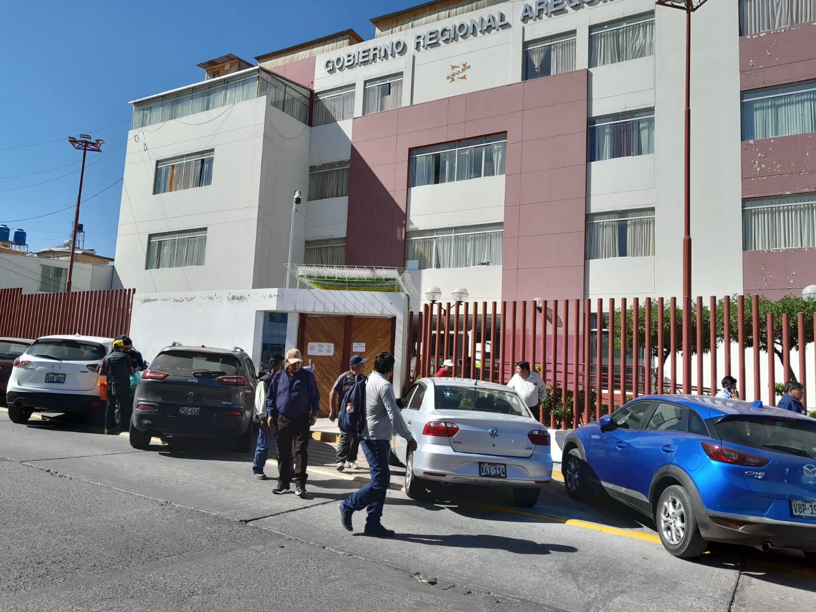 Malestar. ciudadano que acudieron para realizar diversos tramites tuvieron que marchare sin ser atendidos. (FOTO: YORCH HUAMANÍ)