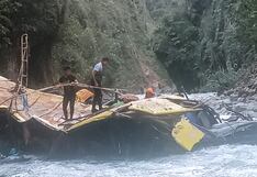 Puno: Rescatan dos fallecidos y heridos tras la caída de un ómnibus al río Inambari