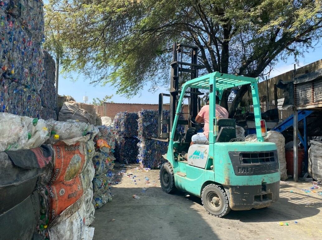 Montacarga está listo para despachar botellas compactadas en comercializadora Kike.