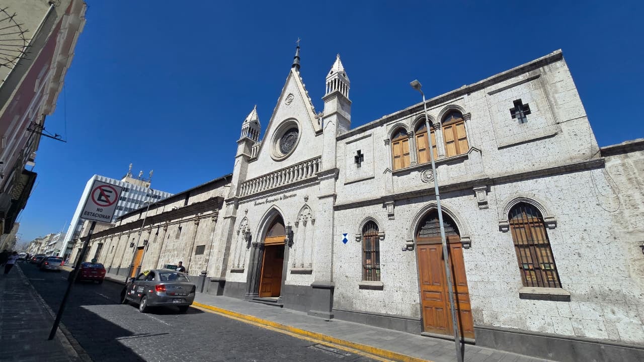 Templo en la tercera cuadra de la calle Palacio Viejo, en Arequipa. (Foto: Yunsu Pariapaza/@photo.gec)