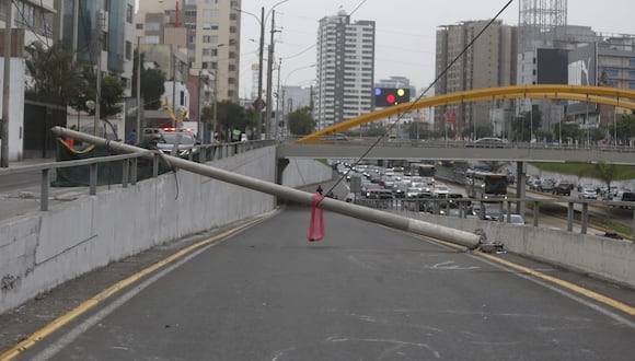 Poste en Vía Expresa continúa impidiendo el acceso a Av. Angamos. Foto: Mario Zapata/GEC