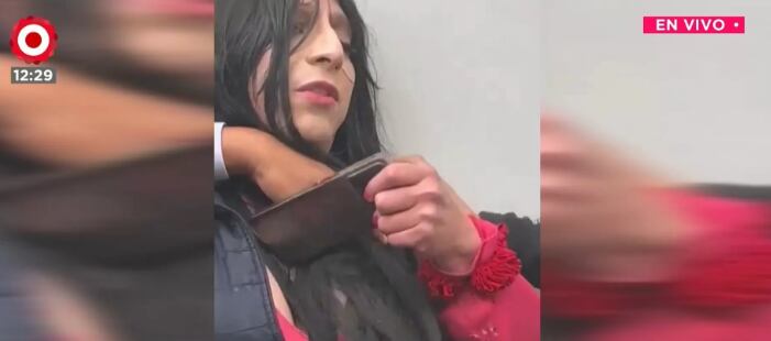 El sujeto, que ya tendría antecedentes por desorden, fue sorprendido en los baños de niñas durante una actuación por Fiestas Patrias. FOTO: CAPTURA DE PANTALLA CANAL N