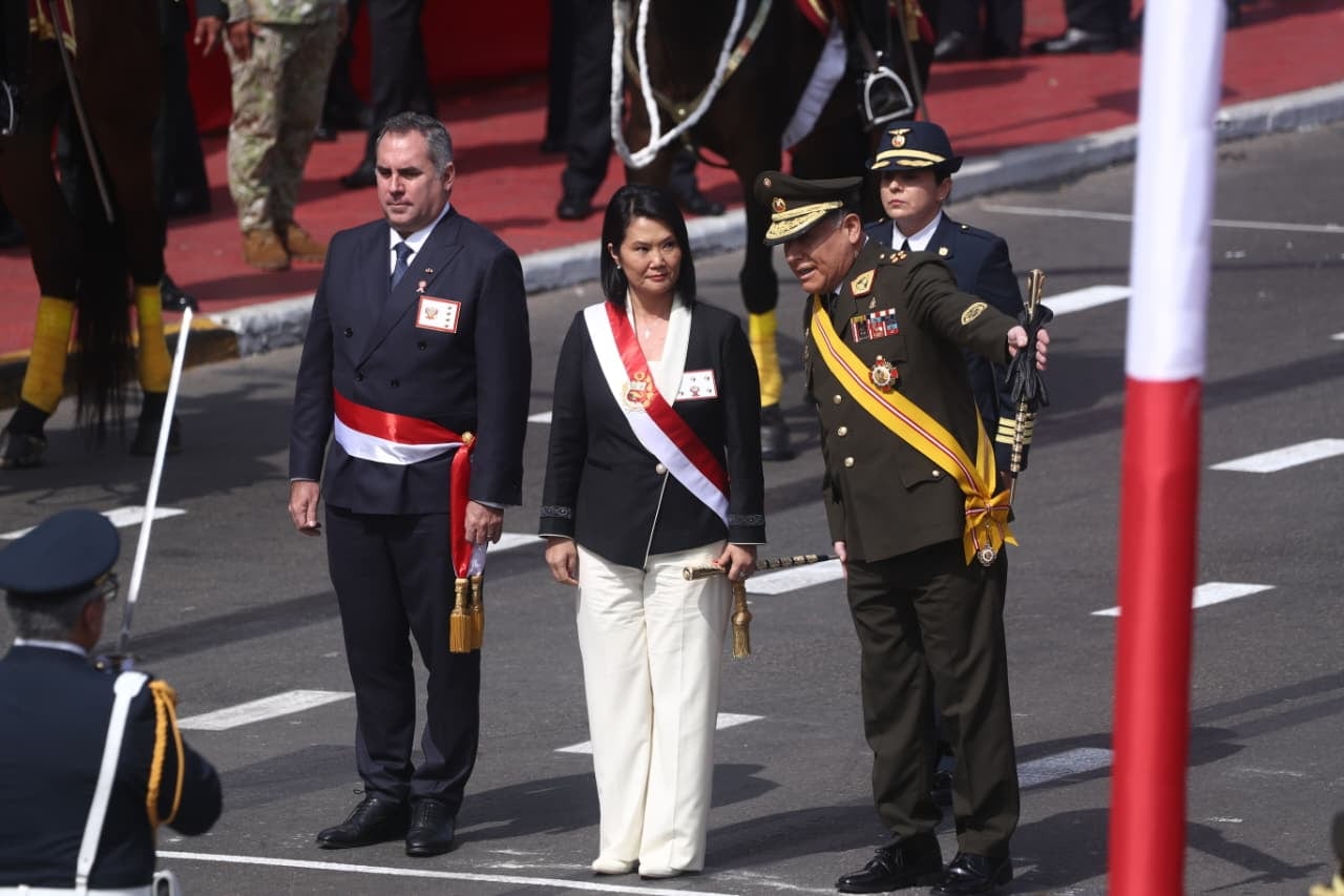 Keiko Fujimori estuvo acompañada del ministro de Defensa, Rafael Belaunde, a su llegada a la Gran Parada y Desfile Militar. (Foto: Antonio Melgarejo / @photo.gec)