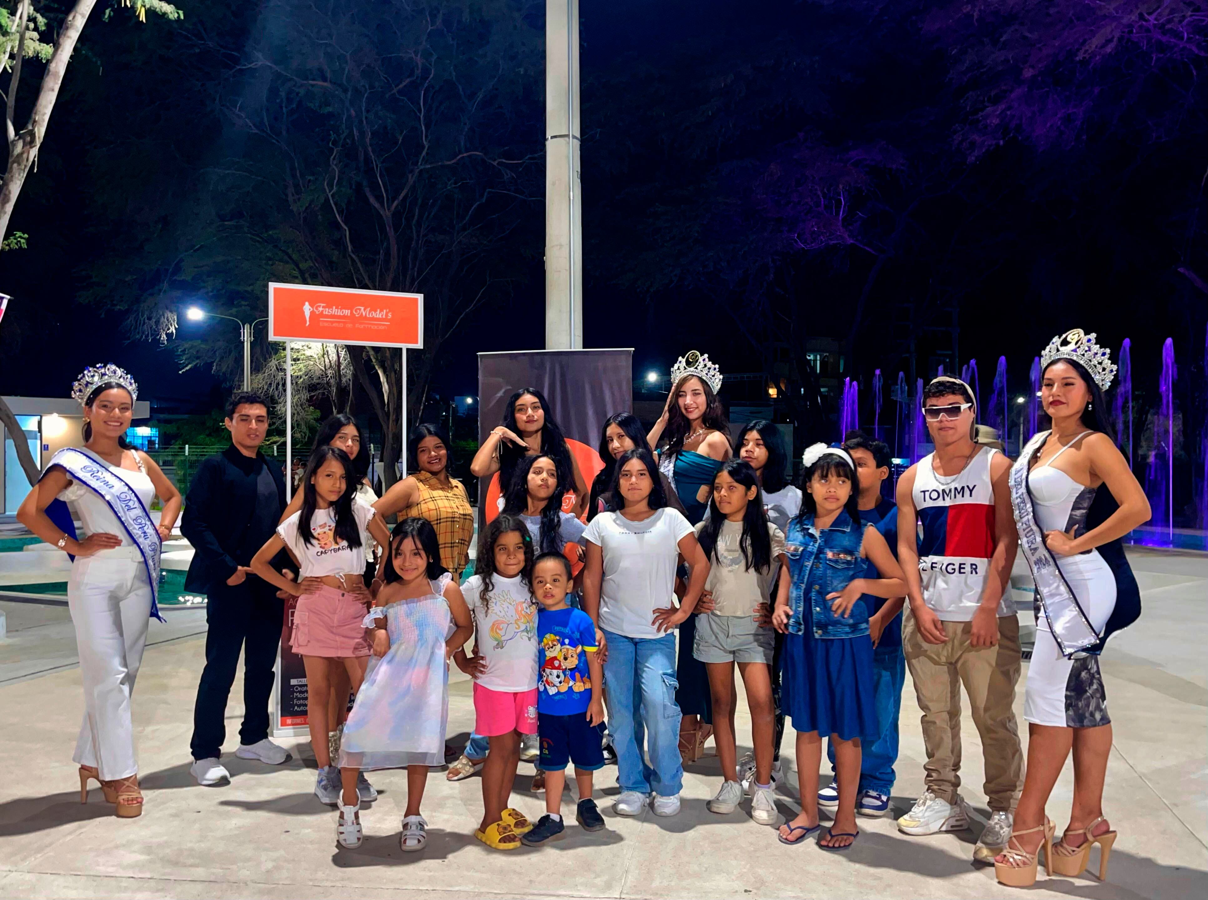 Niños y adolescentes realizan casting acompañados de varias soberanas.