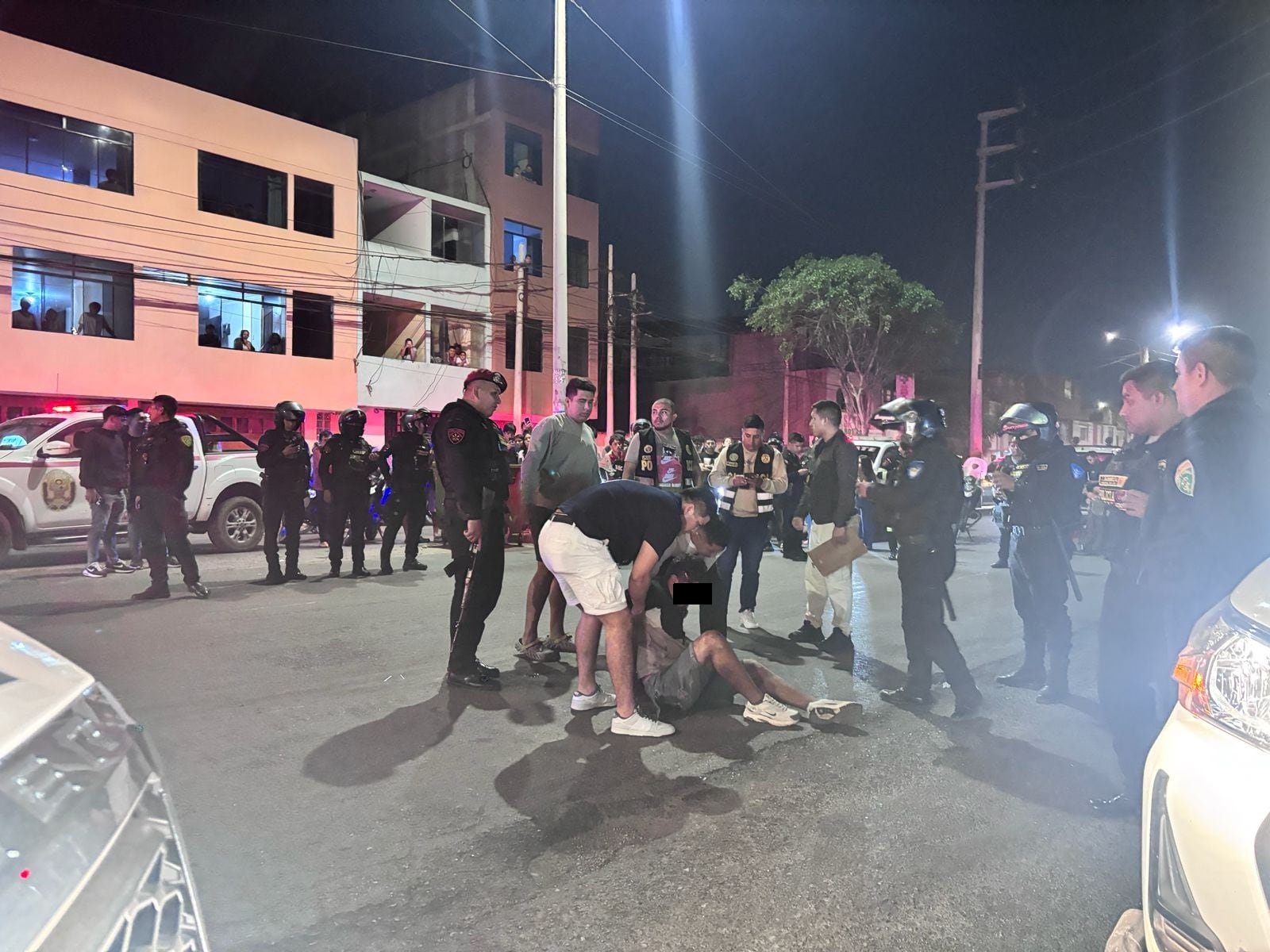 El sospechoso intentó escapar en una motocicleta tras el ataque, pero la Policía lo redujo por la avenida Mansiche.