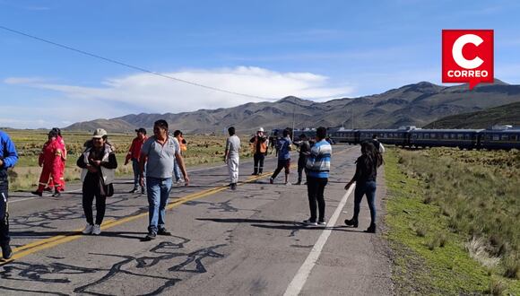 En Puno, un vehículo, repleto de pasajeros, fue impactado por el tren de pasajeros