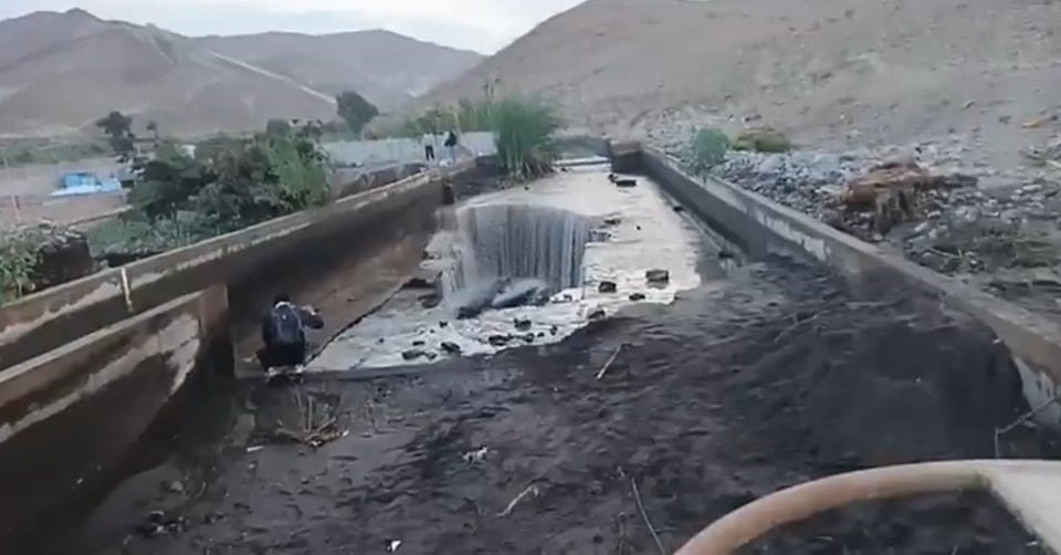 Desborde de canal Madre en La Joya de Arequipa. Foto: Difusión.