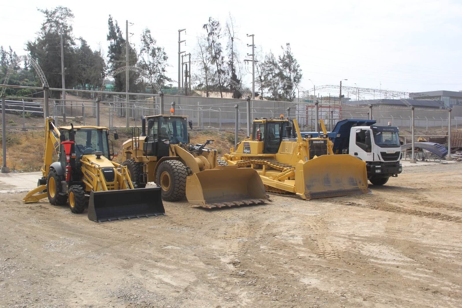 La compra del pool de maquinaria consta de 5 unidades pesadas: una retroexcavadora, un camión volquete, un tractor de oruga, un cargador frontal 950 y una excavadora de brazo largo.